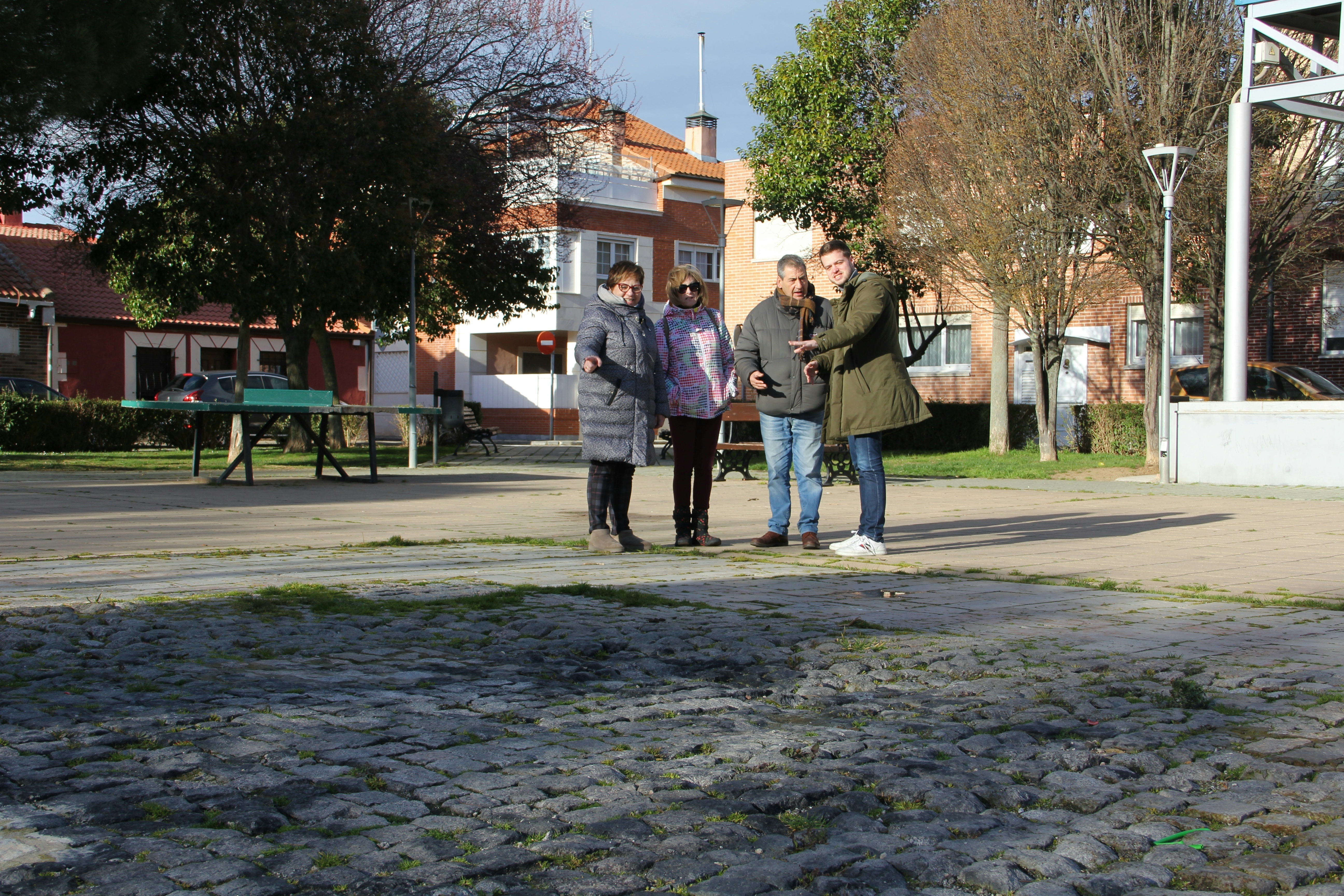 El barrio de la Avenida Madrid solicita el arreglo de la plaza de los Conquistadores.