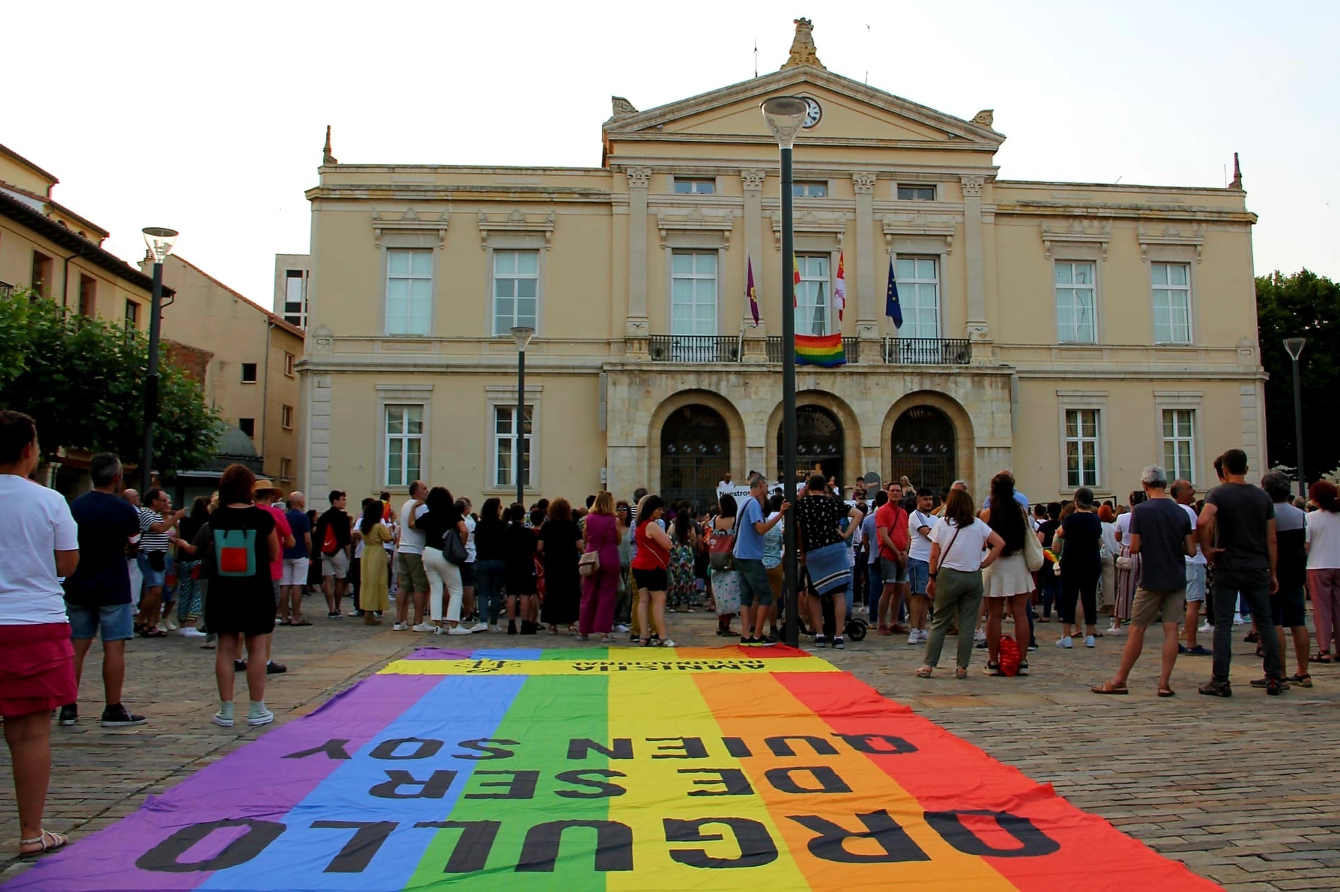 El Consistorio colgará la bandera arcoíris en su fachada, iluminará la Plaza Mayor y subvencionará la actuación de Acida Liss como símbolo de apoyo al colectivo.