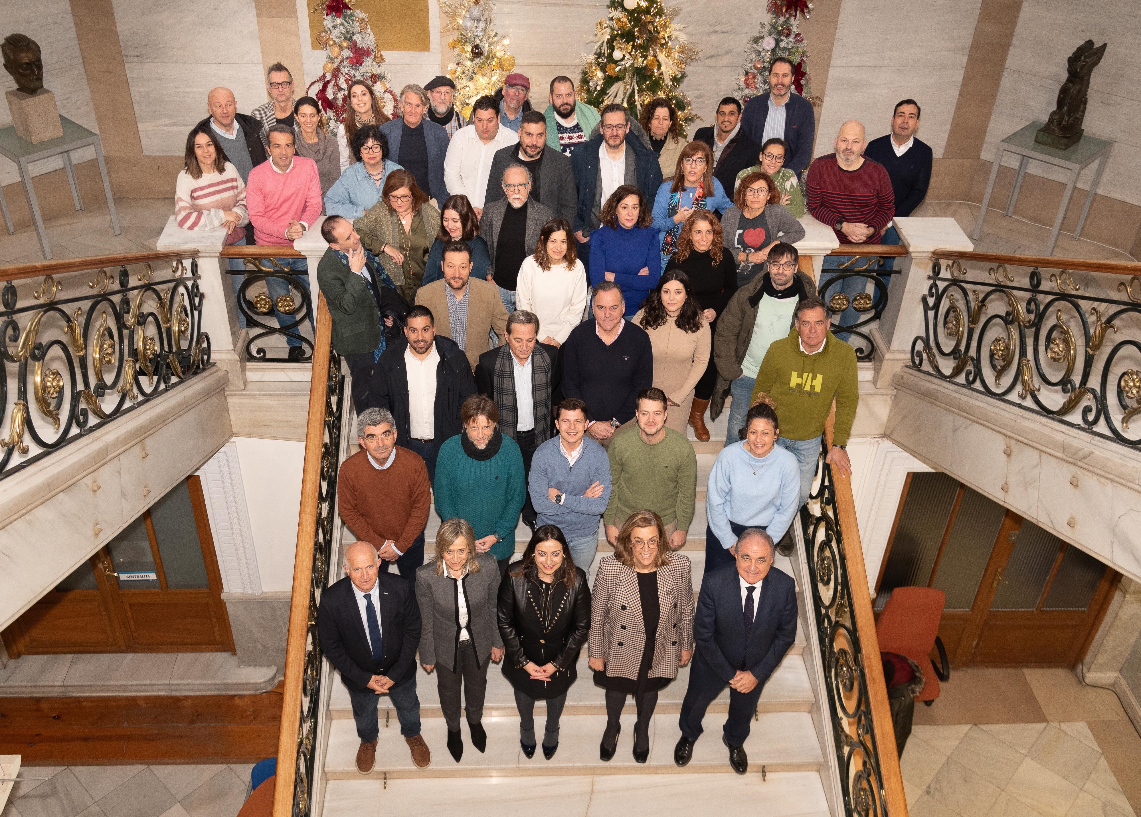 Foto de familia con los periodistas y gráficos en la Diputación Provincial.