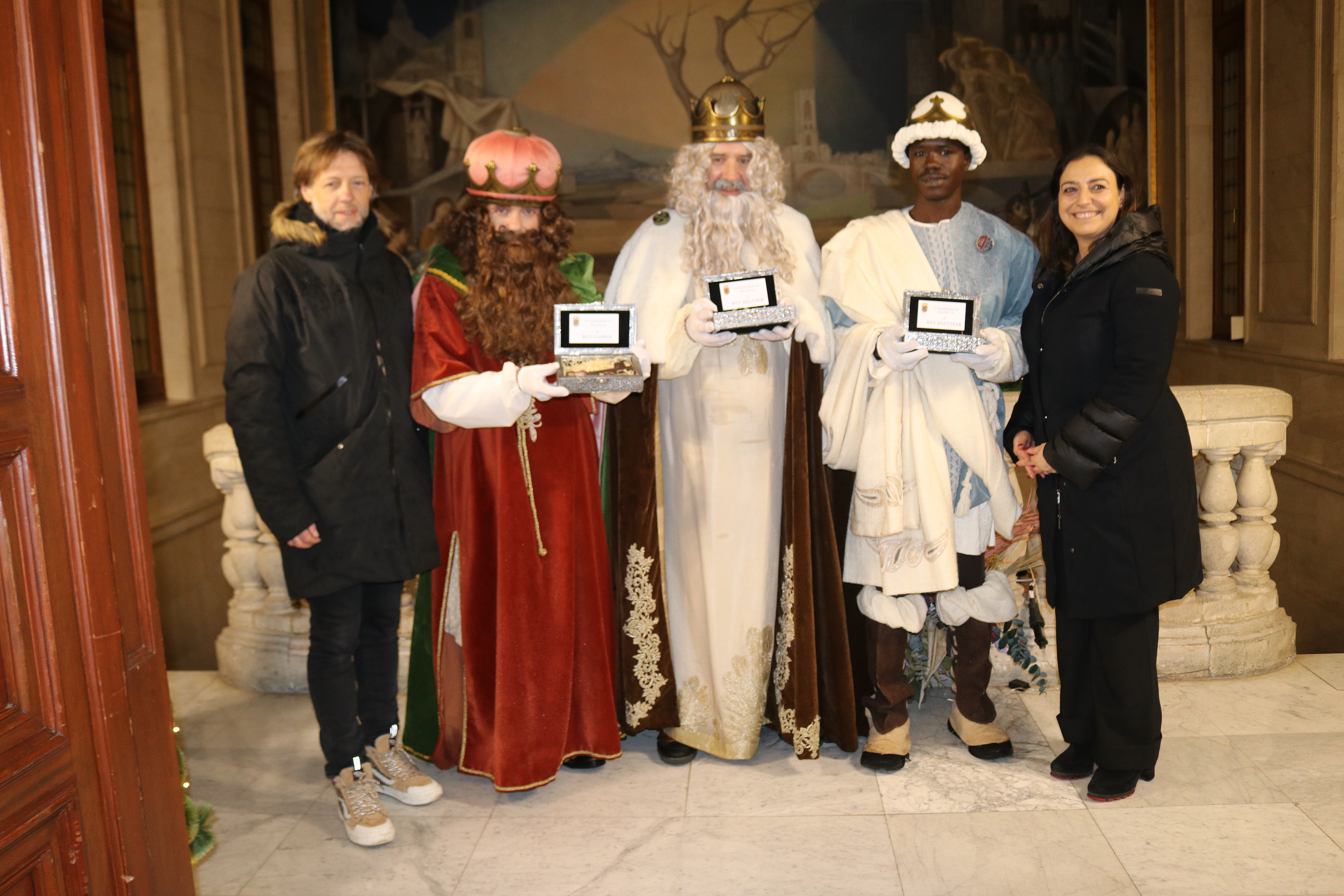 La alcaldesa de Palencia, Miriam Andrés, entrega las llaves de la ciudad a Melchor, Gaspar y Baltasar.