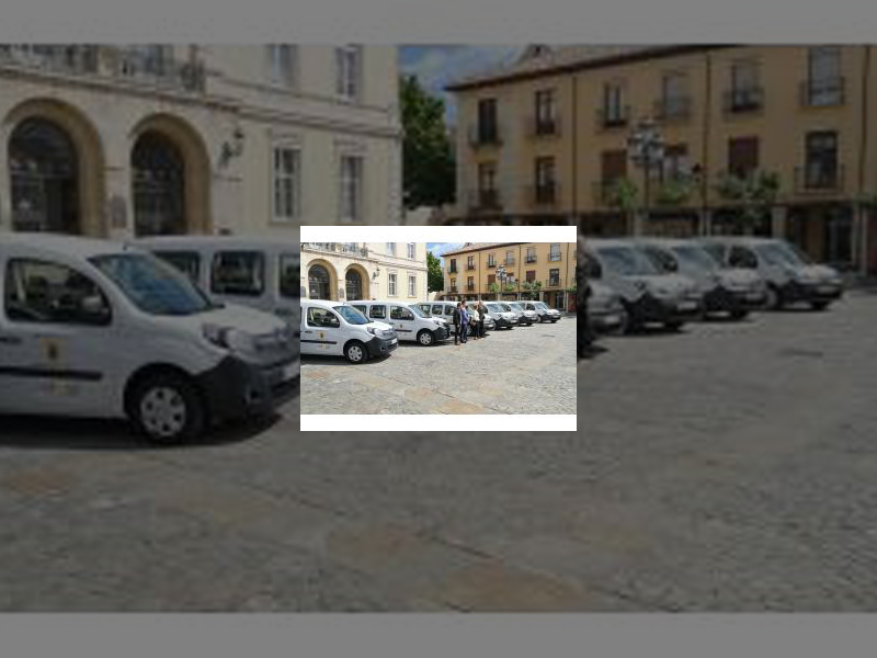 Imagen El Ayuntamiento recibe siete furgonetas eléctricas en las que se han invertido 142.000 euros y que servirán para renovar la flota de Obras, Medio Ambiente y Patronato Municipal de Deportes