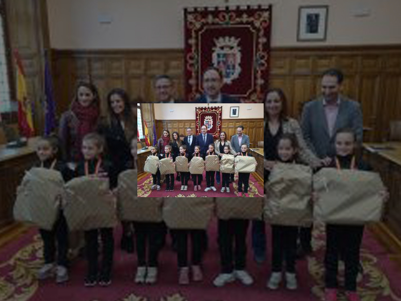 Imagen El Alcalde recibió en el Ayuntamiento al equipo prebenjamín del Club Gym-Pal recientemente proclamado Campeón de España por conjuntos 