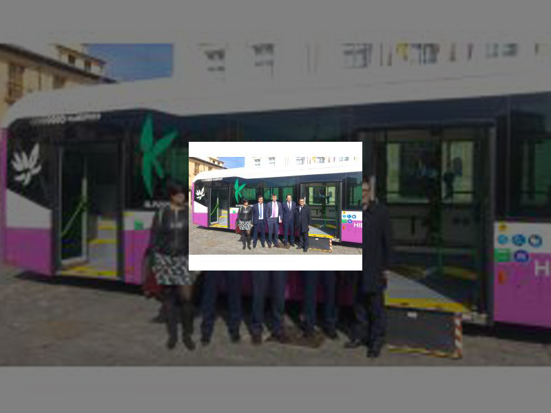 Imagen La flota de autobuses municipales cuenta desde hoy con su primera unidad híbrida que dará servicio en las líneas 1 y 2 y en la que el Ayuntamiento ha invertido 324.000 euros
