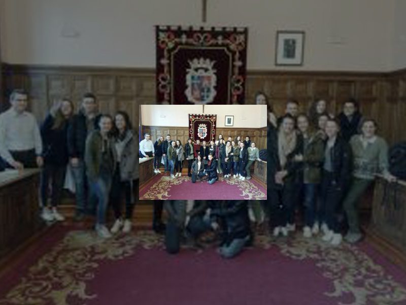 Imagen Alumnos del Liceo René Cassin de la localidad francesa de Tarare visitan el Ayuntamiento de Palencia