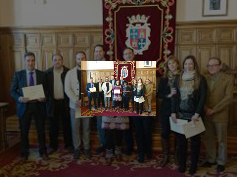 Imagen El Alcalde ha hecho entrega de los premios a los establecimientos ganadores del Concurso de Escaparates Navideños 2016