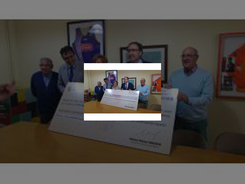 Imagen El Alcalde hace entrega a los gerentes de la Fundación ASPANIS del cheque por valor de 9.065 euros correspondientes a la recaudación de la XXXVII Marcha