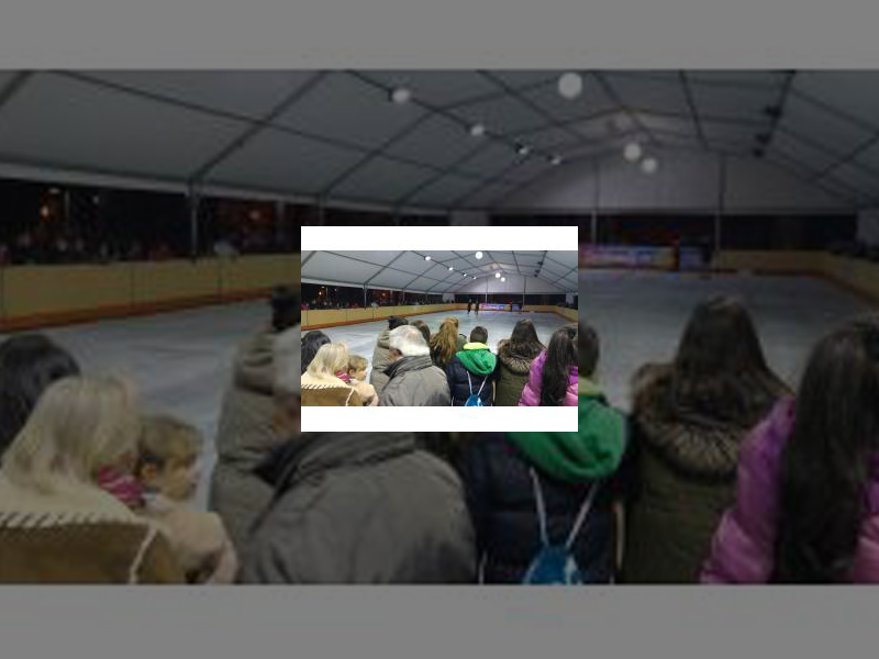 Imagen El Ayuntamiento pone a disposición de palentinos y visitantes una pista de patinaje sobre hielo en el Parque del Salón hasta el próximo 10 de enero