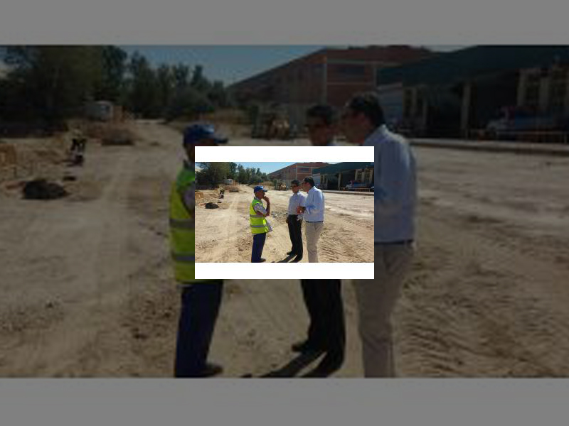 Imagen Alcalde y concejal de Obras visitan el estado de las obras de construcción del párking de la Calle Francia