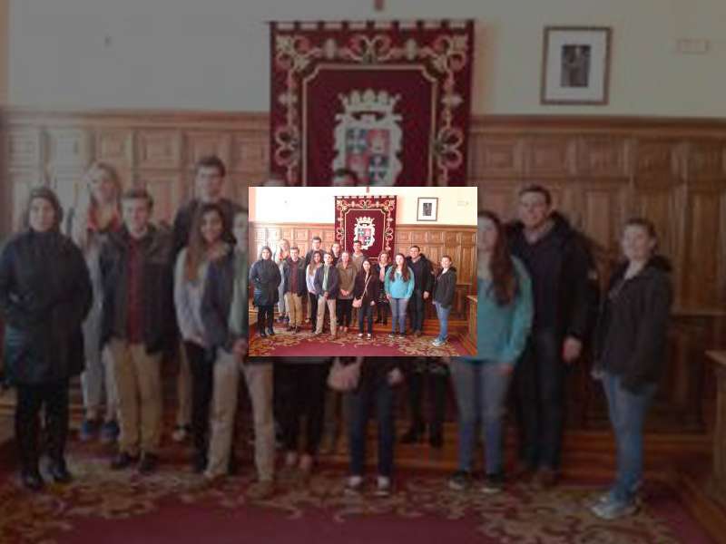 Imagen ​Alumnos estadounidenses visitan el Ayuntamiento de Palencia