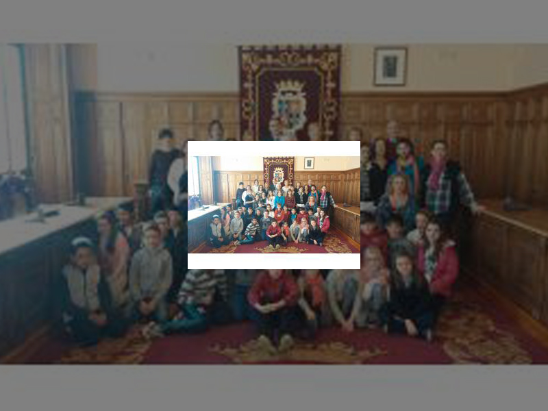 Imagen El Alcalde recibió a alumnos de Bélgica, Francia, Italia e Inglaterra, de intercambio en el colegio Maristas en el marco del Proyecto Comenius
