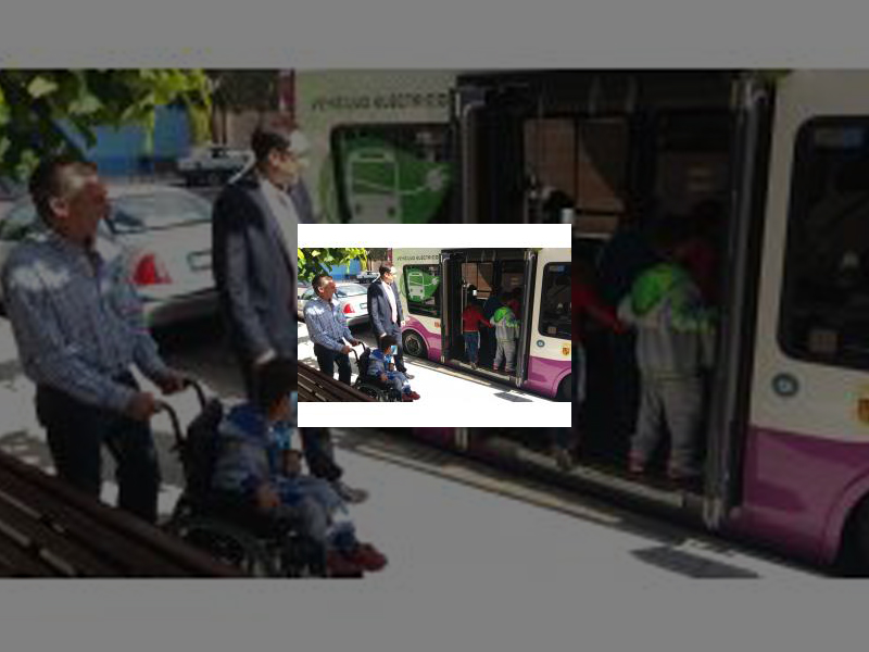 Imagen Ayuntamiento y Palbús promocionan el transporte público entre los escolares con viajes en el autobús eléctrico
