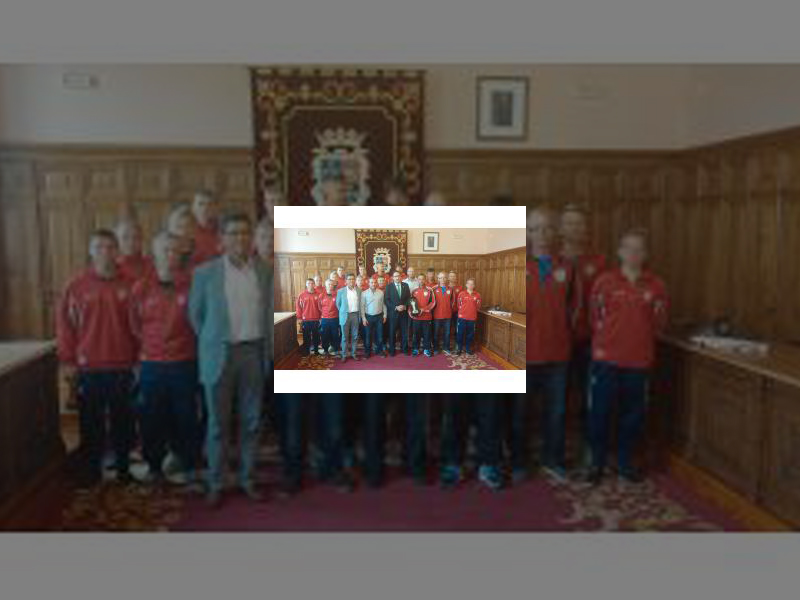 Imagen El Alcalde recibió en el Ayuntamiento a un grupo de futbolistas letones de visita en la ciudad