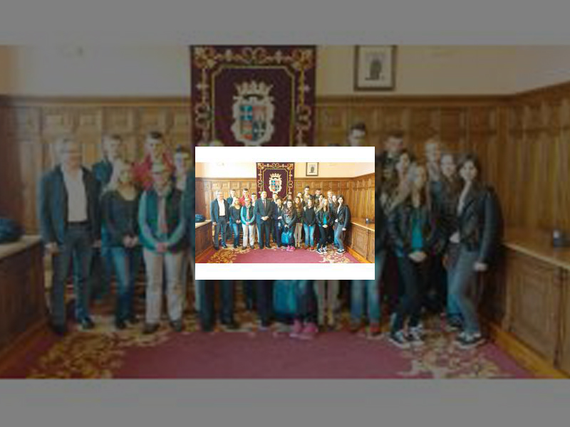 Imagen El Alcalde recibió a un grupo de 18 alumnos provenientes del Emil Fischer Gymnasium de Euskirchen -Alemania-
