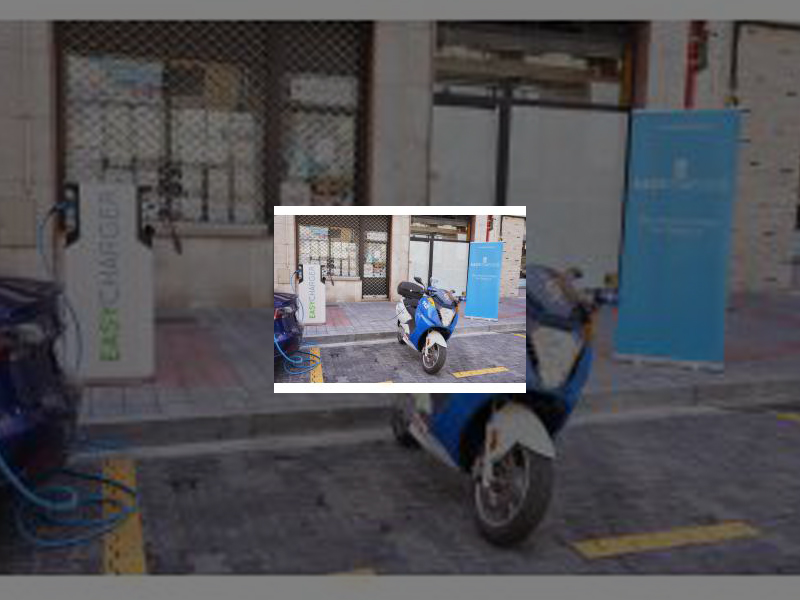 Imagen Easycharger cede al Ayuntamiento adaptadores para facilitar las recargas de la flota de vehículos eléctricos de la Policía Local en la red de puntos públicos de la ciudad
