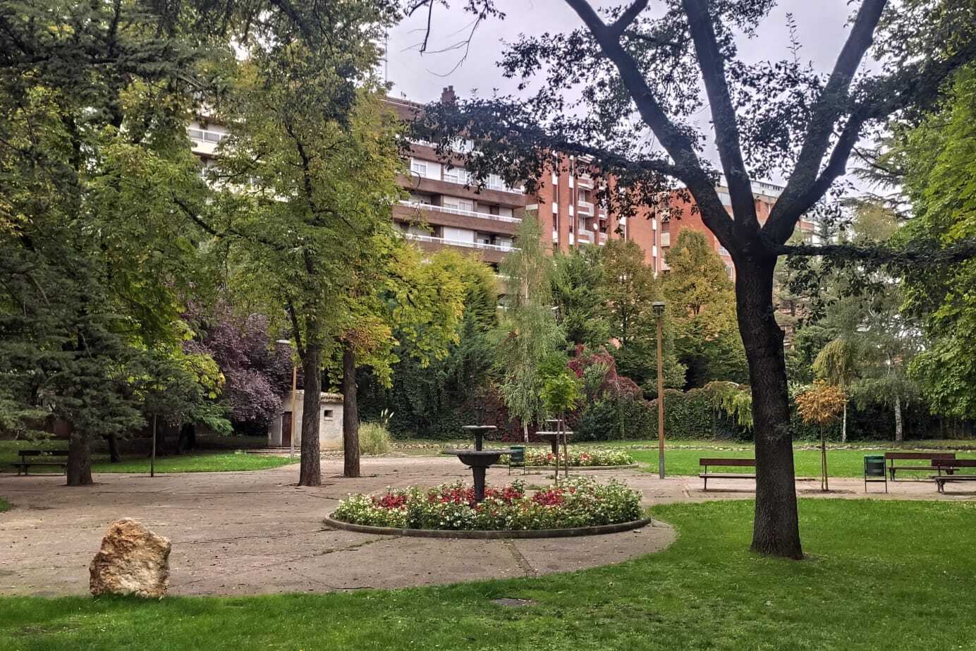 El concejal de Medio Ambiente, Antonio Casas, ha solicitado a los viandantes que extremen la precaución si deben salir a la calle ante unas rachas de viento "inusuales", recomendando evitar las zonas con árboles debido al riesgo de caída y rotura de ramas.