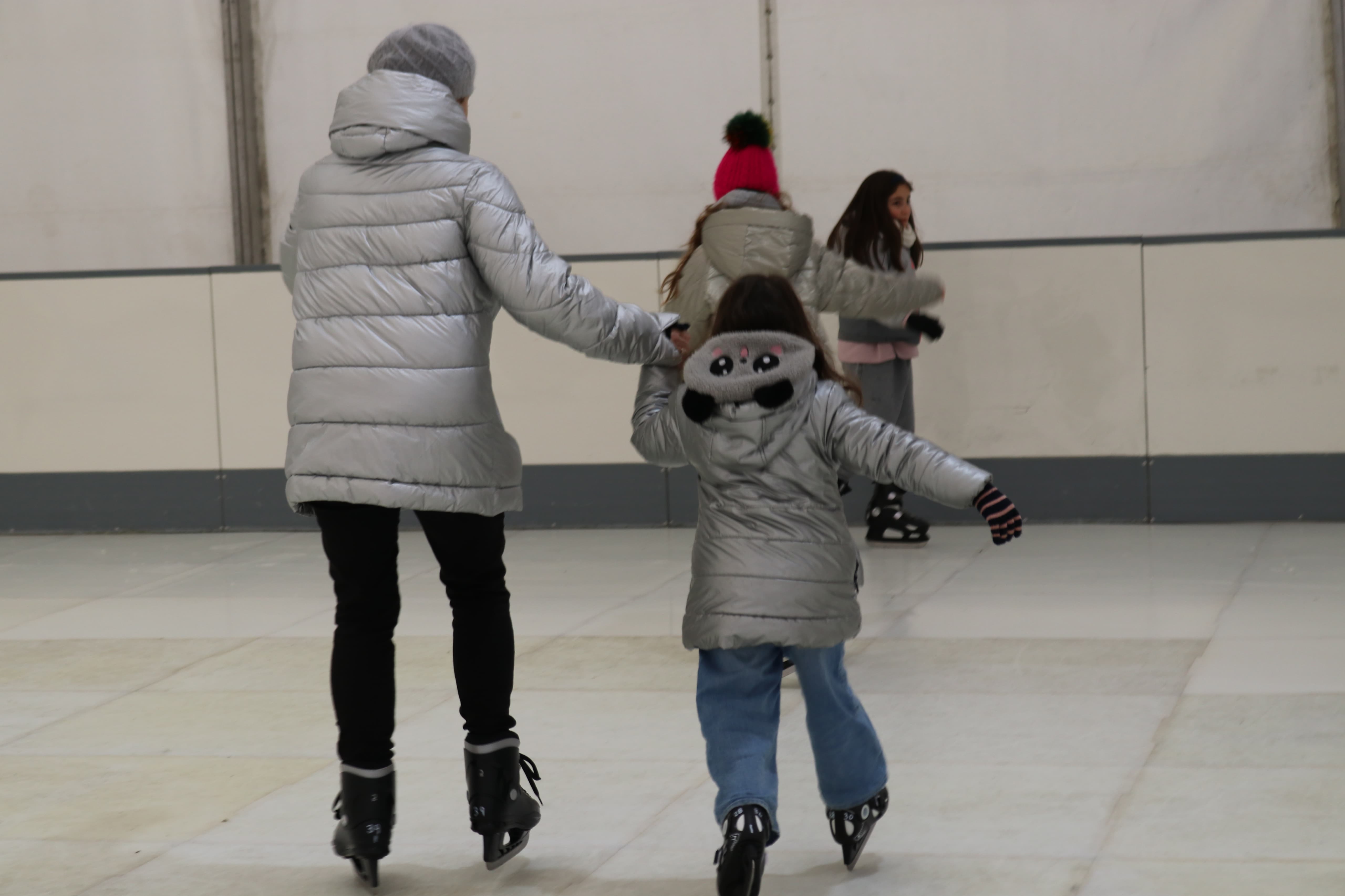 Niños y mayores podrán así divertirse en horario de 11:00 a 14:00 y de 17:00 a 20:00 horas, en una pista de hielo sintético que posee unas medidas de 12x21 m y cuyo precio de entrada es de 2 euros.