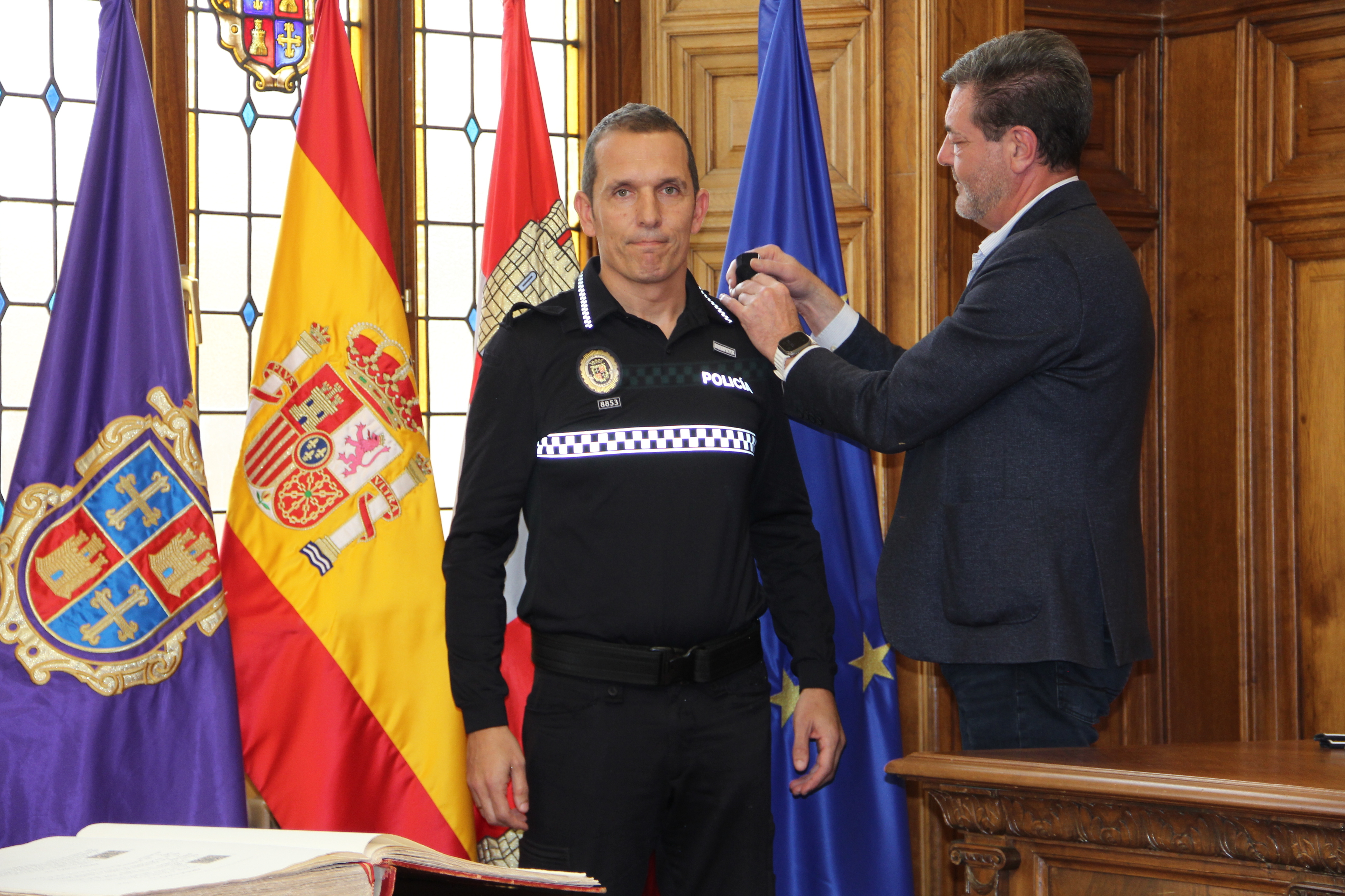 El inspector de Policía Local David Carretero ha sido designado como nuevo jefe del cuerpo de seguridad municipal, tras la jubilación de Isidoro Fernández Pita, quién ocupó el cargo durante 38 años y medio.