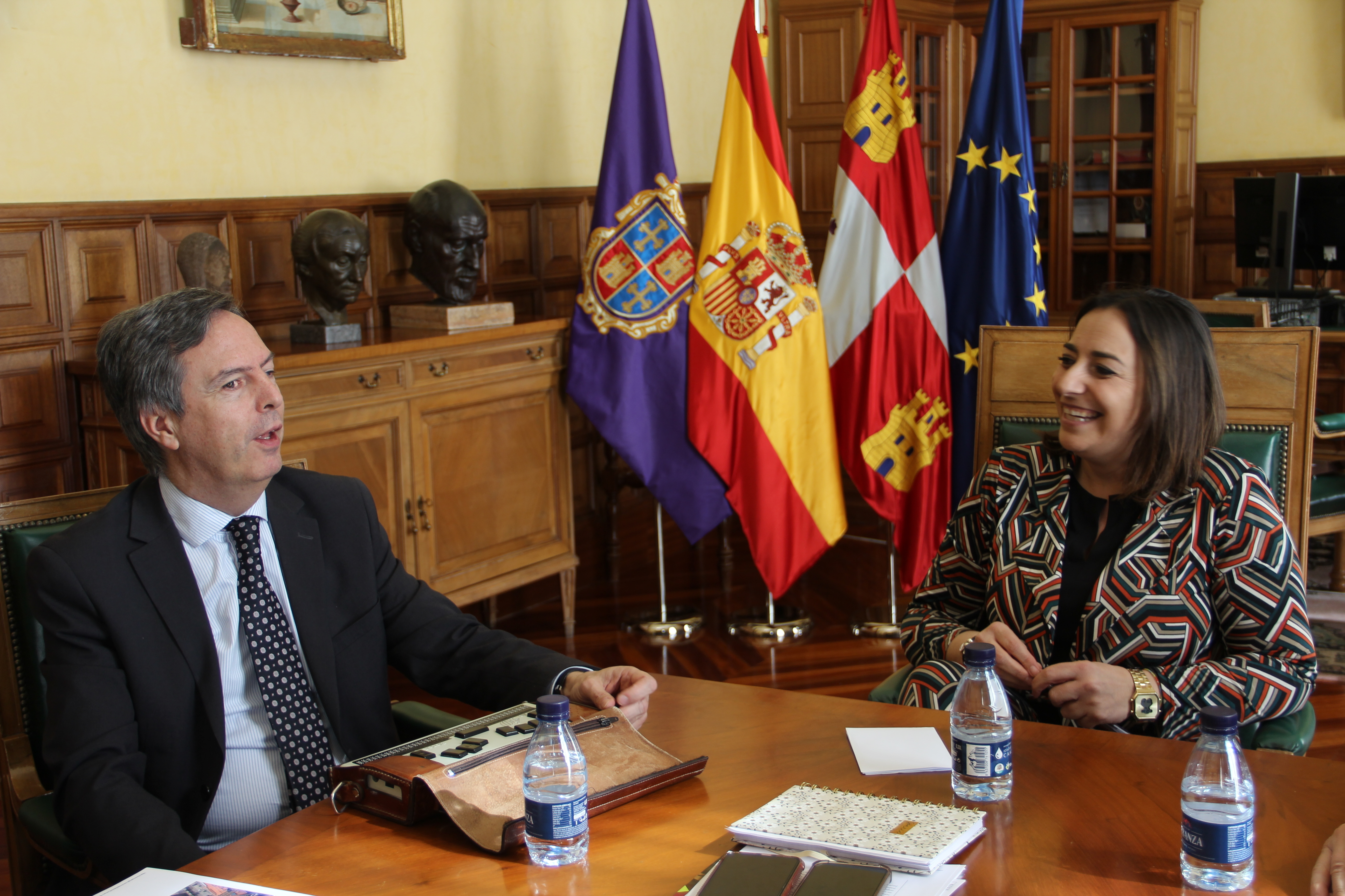 La alcaldesa de Palencia, Miriam Andrés, ha mantenido esta mañana un encuentro de trabajo con el director general de Deportes de la Junta de Castilla y León, Enrique Sánchez Guijo, para seguir avanzando en la cesión de la instalación.