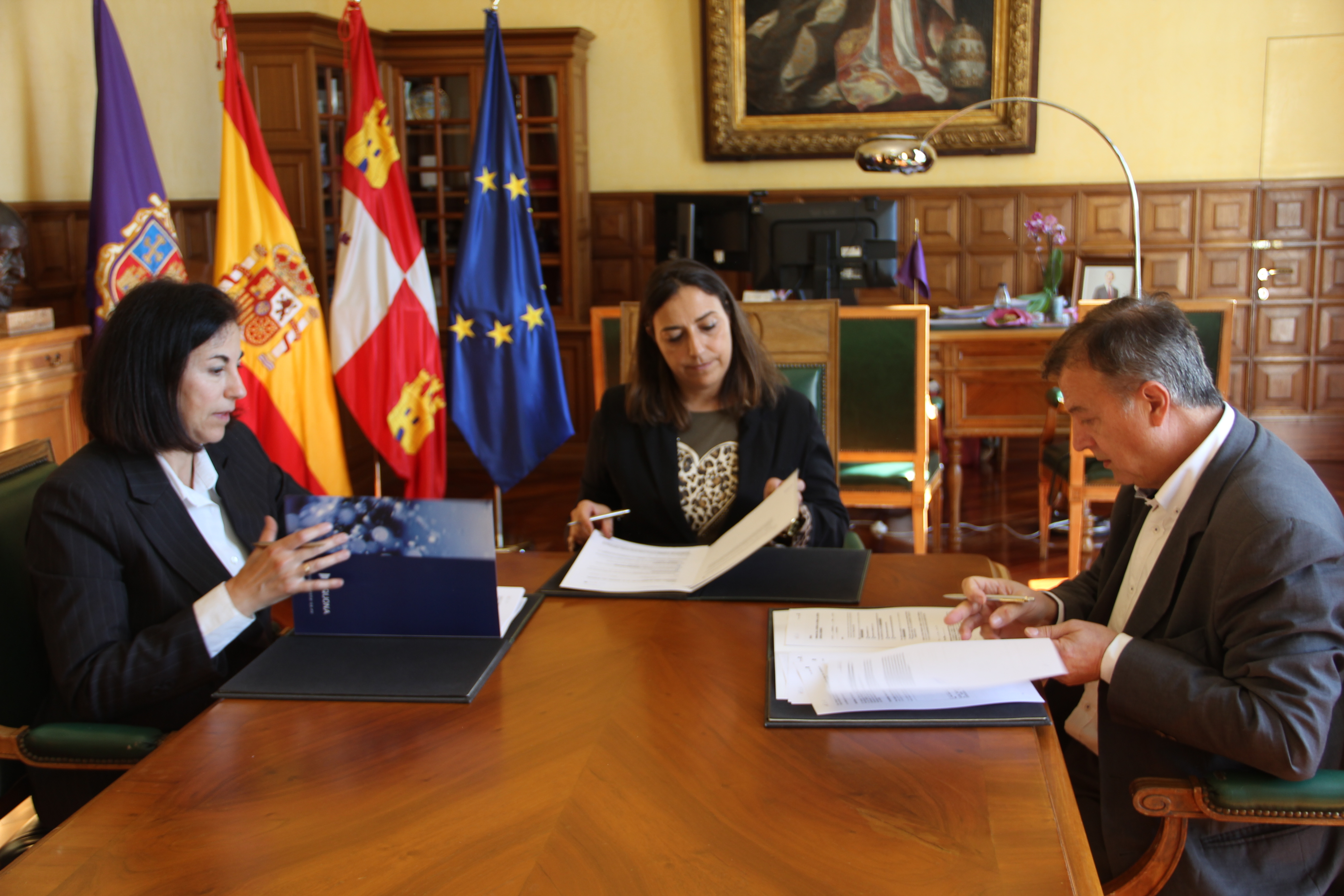 La firma de este convenio que, se enmarca en el Plan de Acción Social y Sostenibilidad de Palencia, hará posible la formación y la mejora de la empleabilidad de 15 personas