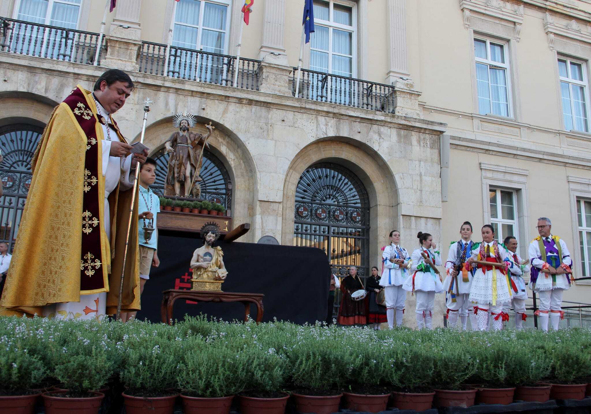 Esta tradicional celebración comenzará con la Santa Misa en honor a San Juan Bautista, a las 17:30 h, en la  capilla del Santo Sepulcro. El reparto en la Plaza Mayor tendrá lugar a las 19:00 horas.
