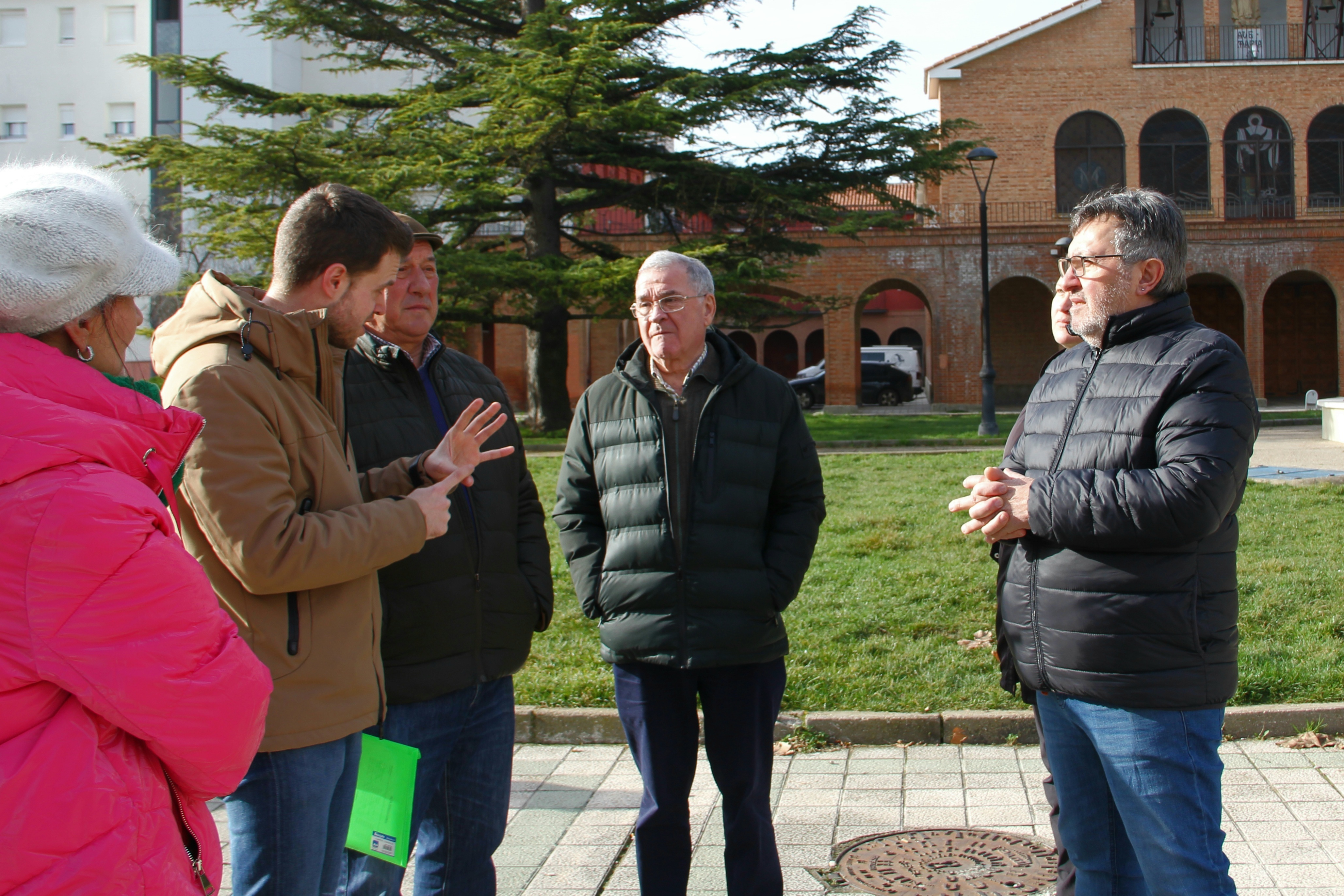 El concejal de Obras y Urbanismo, Álvaro Bilbao, recorre el Carmen y el Campo de la Juventud junto a los presidentes de las asociaciones vecinales para ver qué actuaciones pueden acogerse al Plan de Asfaltado y de Mantenimiento.