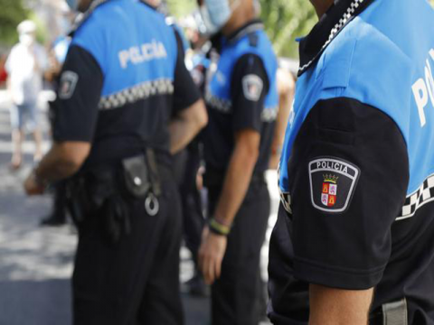 imagen Tres agentes de la Policía Local de Palencia evitan que una mujer muera desangrada (Norte de Castilla)