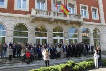 Un momento del minuto de silencio a las puertas de la subdelegación del Gobierno en Palencia. 