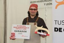 Carlos Hernández posa junto al Premio a la Mejor Hamburguesa de CyL.