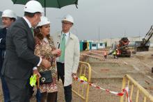 La alcaldesa de Palencia, Miriam Andrés, acompañada del delegado de Iberdrola en Castilla y León, Miguel Calvo y el responsable del proyecto, Javier Amores, ha visitado esta mañana las obras .