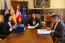 La firma de este convenio que, se enmarca en el Plan de Acción Social y Sostenibilidad de Palencia, hará posible la formación y la mejora de la empleabilidad de 15 personas.