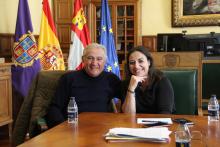 La alcaldesa de Palencia, Miriam Andrés junto al alcalde de Boadilla de Rioseco, José González Díaz.